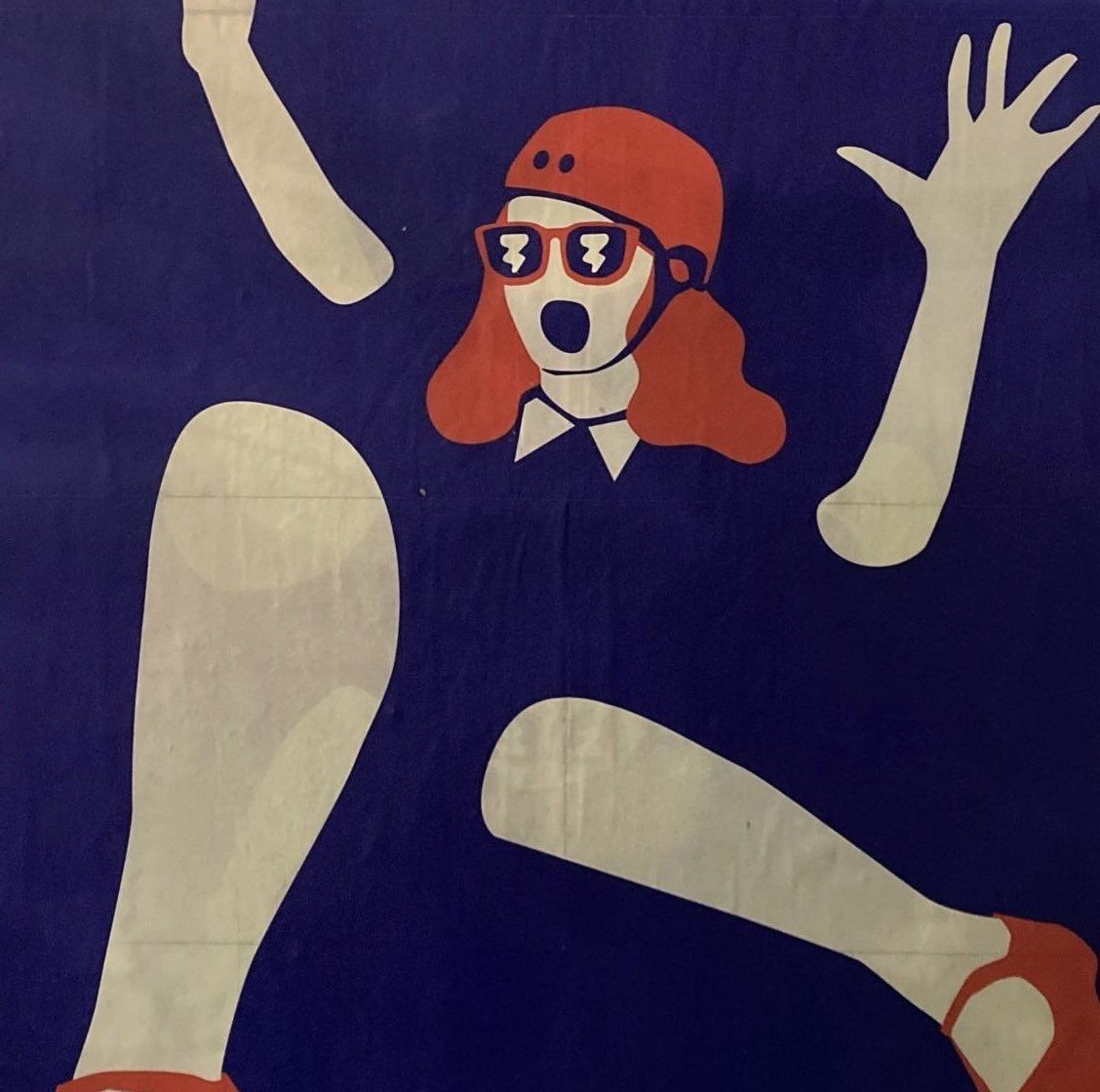 Plakat des théâtre du loup in Genf: eine Figur mit Helm und Sonnenbrille, deren Gliedmaßen frei im blauen Raum schweben