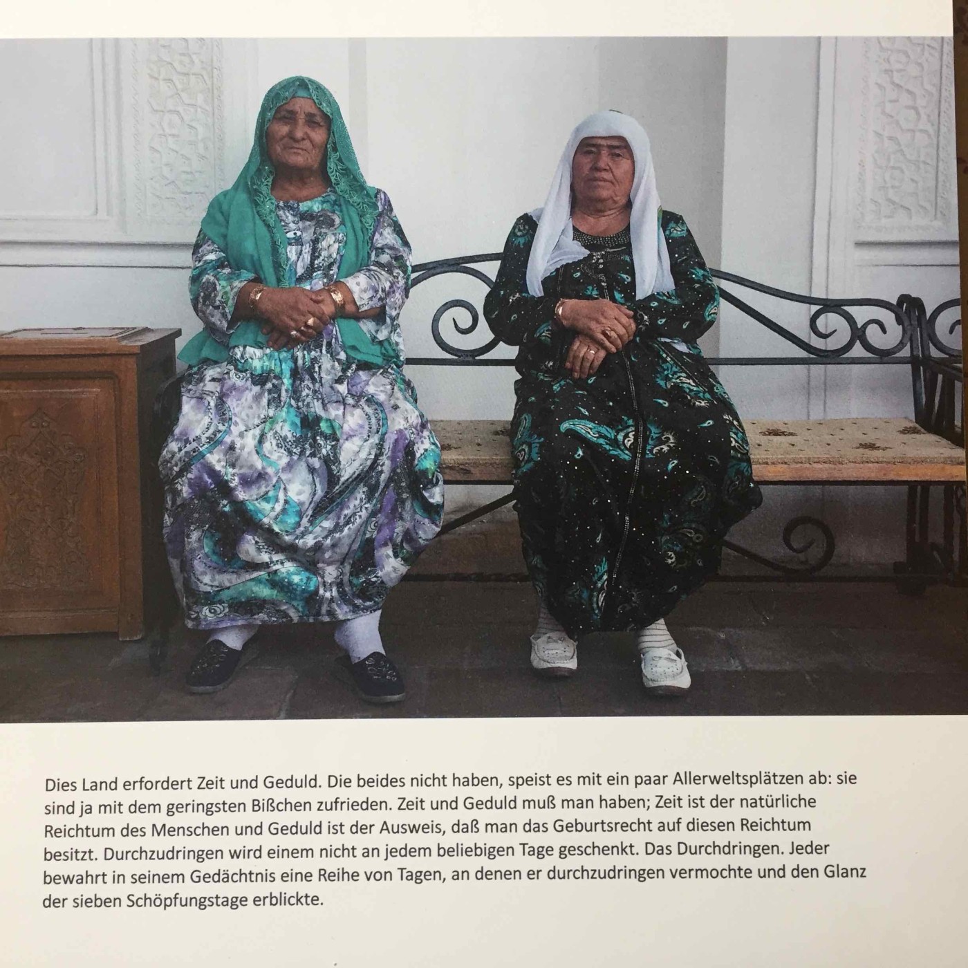 Photo: J. Polak. Worte: aus Erhart Kästner, Ölberge Weinberge.
 