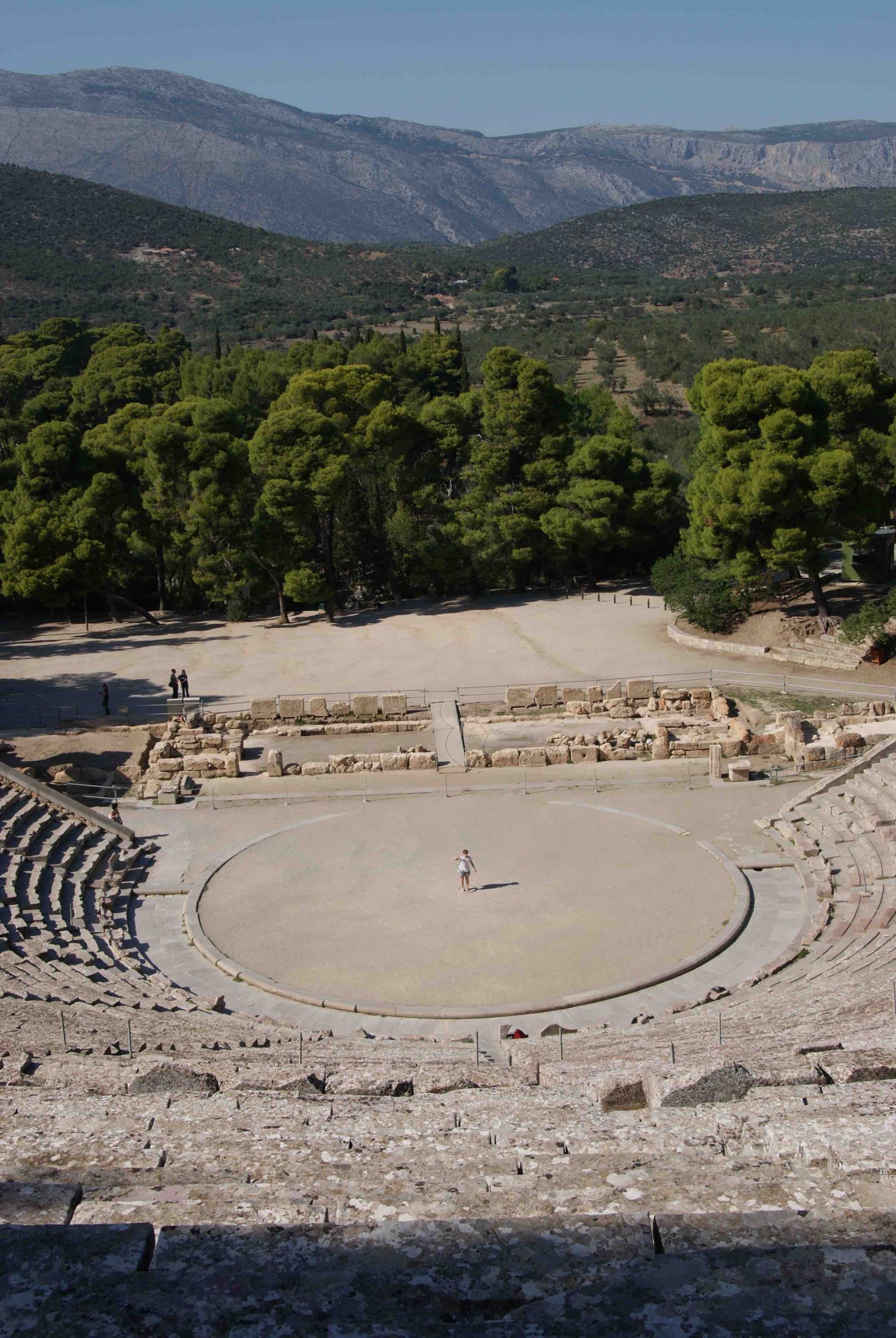 Epidauros Theater in Natur gebettet, Bühne 190 Grad. Photo md