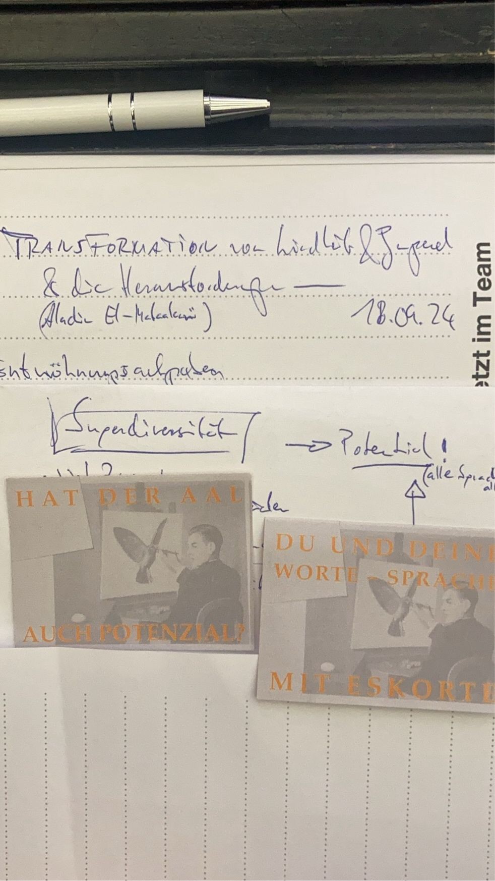Handschriftliche Kongressnotizen zu Superdiversität und Potenzial, daneben zwei Postkarten mit den Aufschriften „Hat der Aal auch Potenzial?" und „Du und deine Worte – Sprache mit Eskorte"